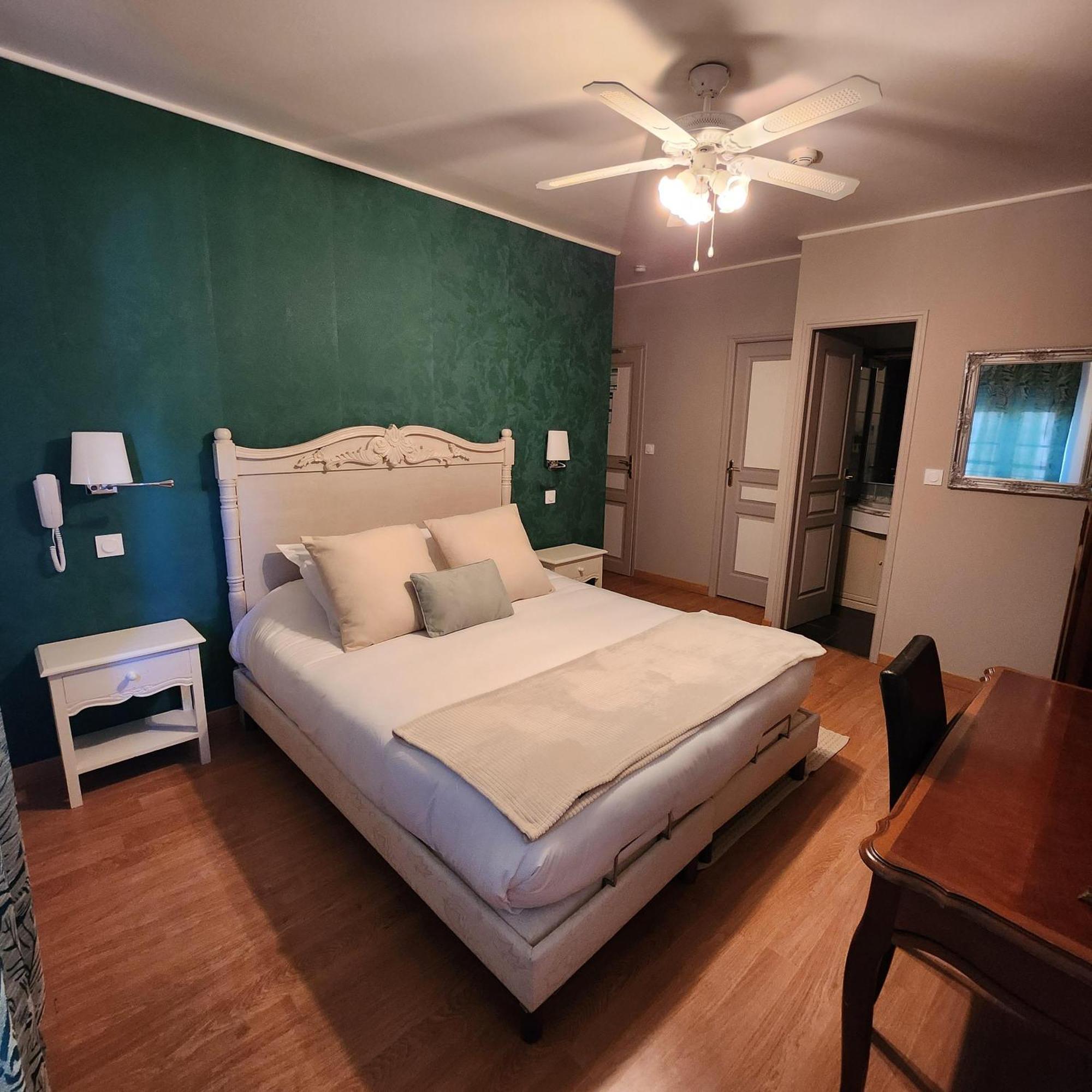 Hotel La Tour Perrier Eyrans-de Soudiac Εξωτερικό φωτογραφία