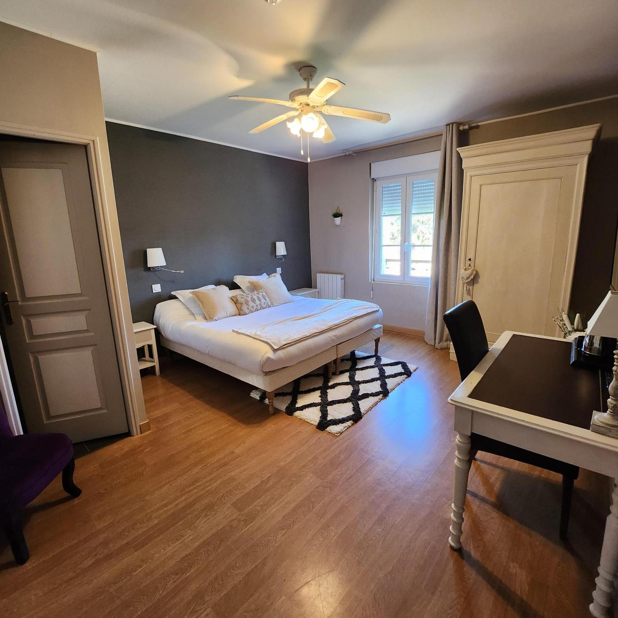Hotel La Tour Perrier Eyrans-de Soudiac Εξωτερικό φωτογραφία