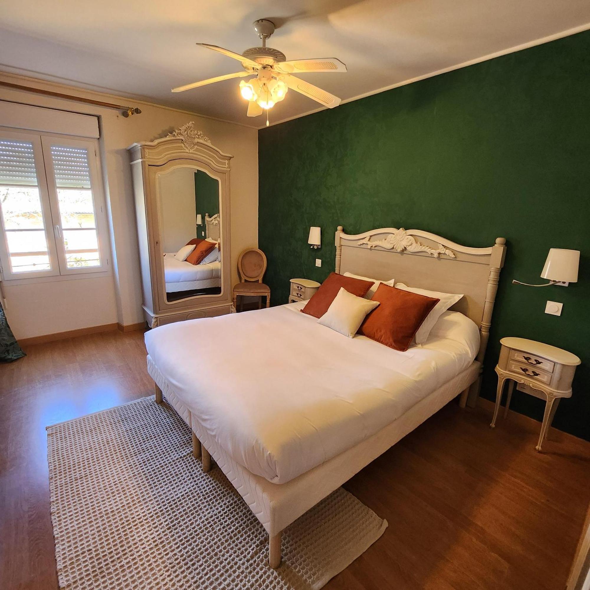Hotel La Tour Perrier Eyrans-de Soudiac Εξωτερικό φωτογραφία