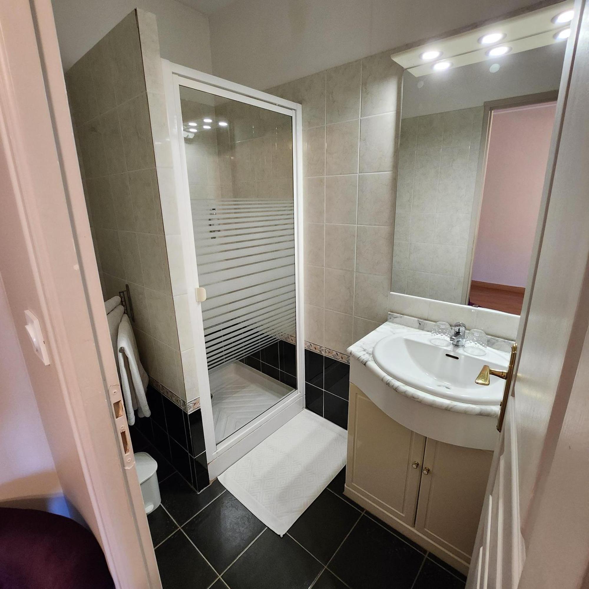 Hotel La Tour Perrier Eyrans-de Soudiac Εξωτερικό φωτογραφία